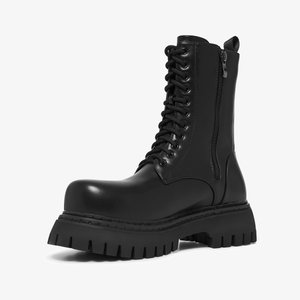 Botte de combat en cuir noir avec lacets et fermeture éclair sur le côté, dotée d'une semelle à crampons épaisse et d'une finition lisse.