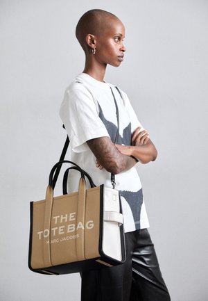 MARC JACOBS THE MEDIUM TOTE - Handtasche - camel multi