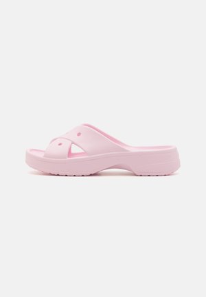 Sandal slip-on rosa feita de material leve, com desenhos recortados para ventilação e uma sola texturizada para aderência.