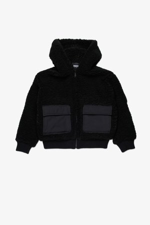Zwarte hoodie gemaakt van pluizig, textuur materiaal, met twee voorzakken en ribbels aan de mouwen en onderkant. Ritssluiting aan de voorkant.