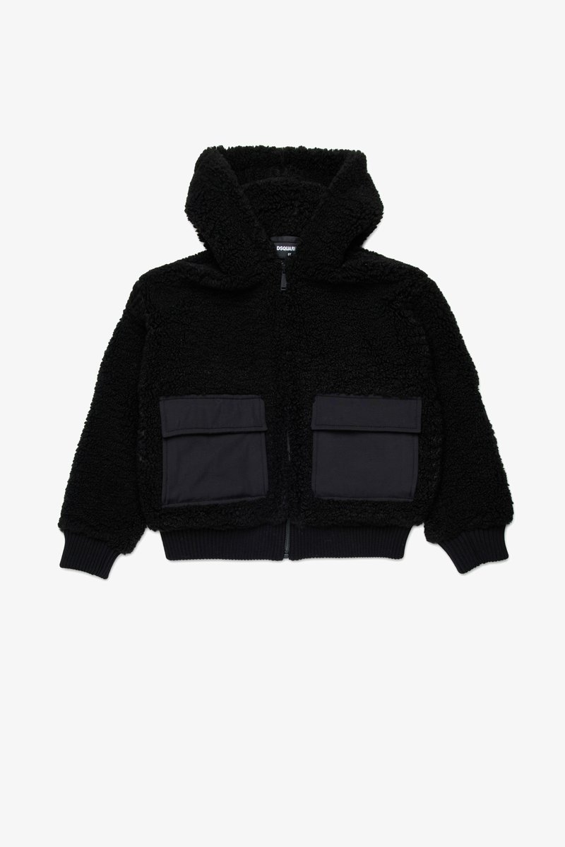 Giacca nera con cappuccio realizzata in materiale peluche e testurizzato, dotata di due tasche frontali a patta e polsini e orlo a coste. Chiusura con cerniera frontale.