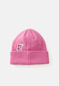 Bonnet en tricot côtelé rose avec un revers et un petit patch brodé représentant un logo de chaussure Nike en train de saluer sur le côté gauche à l'avant.