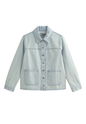Jasnoniebieska kurtka dżinsowa z długimi rękawami, zapięciem na guziki, dwoma dużymi przednimi kieszeniami oraz klasycznym kołnierzem.
