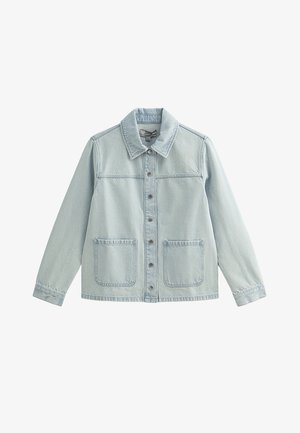Giacca di jeans azzurro chiaro con maniche lunghe, chiusura con bottoni, due grandi tasche frontali e colletto classico.