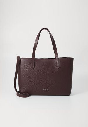 Bolso tote de cuero burdeos con textura granulada, asas superiores dobles, correa de hombro desmontable y acento de logotipo en el frente.