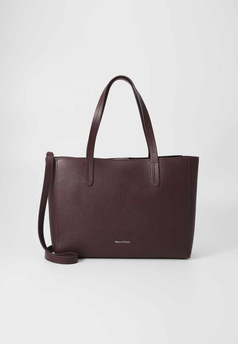 Sac fourre-tout en cuir bourgogne avec texture granuleuse, doubles poignées supérieures, bandoulière amovible et logo sur le devant.