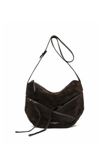Borsa a tracolla in suede marrone scuro con una forma curva, caratterizzata da due tasche con zip e sottili accenti in pelle.