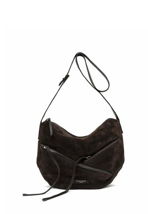 Borsa a tracolla in suede marrone scuro con una forma curva, caratterizzata da due tasche con zip e sottili accenti in pelle.