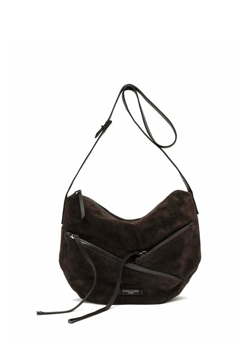 Borsa a tracolla in suede marrone scuro con una forma curva, caratterizzata da due tasche con zip e sottili accenti in pelle.