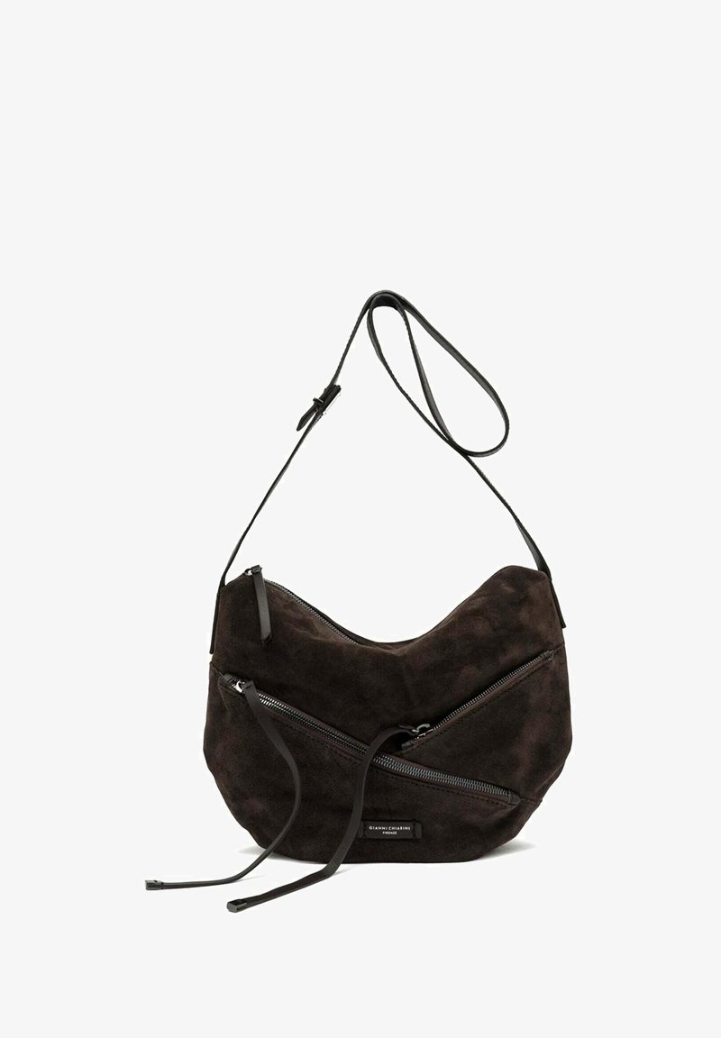 Borsa a tracolla in suede marrone scuro con una forma curva, caratterizzata da due tasche con zip e sottili accenti in pelle.