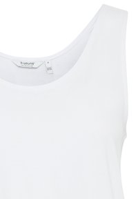 Débardeur blanc sans manches avec encolure ronde, petite étiquette de taille indiquant "b.young The Collection" et "Made in CN" à l'intérieur du col.