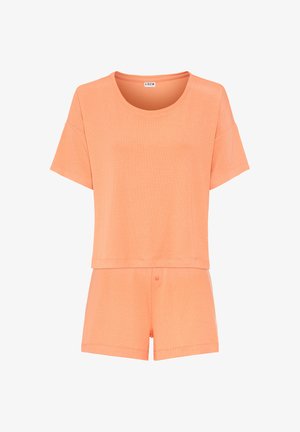 Lyhythihainen, lyhennetty toppi ja siihen sopivat shortsit teksturoidusta, ribatusta kankaasta. Molemmissa osissa on pehmeä, pastellivärinen oranssi väri.