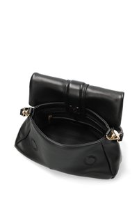 Borsa a mano in pelle nera con forma arrotondata, dotata di chiusura a pattina, hardware dorato e una tasca interna con zip.