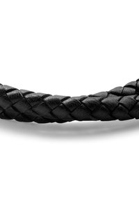Svart flätad läderrem med en slät yta och distinkt mönster. Varje fläta har en rundad form som ökar flexibiliteten.