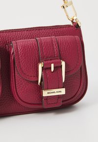 MICHAEL Michael Kors ZOE POUCHETTE - Sac à main - crimson