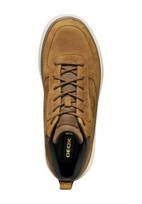 Sneaker in pelle marrone con superficie testurizzata, punta rotonda, lacci, linguetta imbottita e soletta ammortizzata; presenta una suola in gomma bianca.