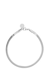 Silberne Schlangenkette-Armband mit einem eleganten, flexiblen Design. Verfügt über einen Karabinerverschluss und ein kleines, rundes Logoetikett. Glatte, polierte Oberfläche.
