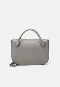 Grå läderhandväska med en slät textur, rundade handtag, detaljer i guld och dragkedjestängning. Minimalistisk design med logotypdetalj.