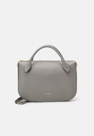 Szara skórzana torebka o gładkiej fakturze, zaokrąglonymi rączkami, złotymi elementami wykończenia i zapięciem na zamek. Minimalistyczny design z detalem logo.
