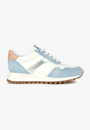 Sportliche Sneakers mit einer Kombination aus weißem Leder, hellblauem Wildleder und silbernen Akzenten. Strukturierte Sohle mit einem strapazierfähigen Profildesign.