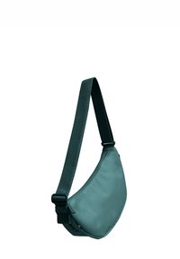 Borsa a spalla in tessuto teal con una forma curvata, tracolla regolabile e design elegante. Presenta un logo discreto sul davanti.