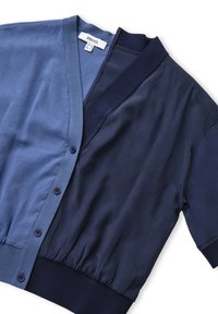 Marineblauer und hellblauer kurzärmliger Wickelcardigan mit geripptem Taillenbund, ausgestattet mit Knopfverschluss und einer glatten Stoffstruktur.