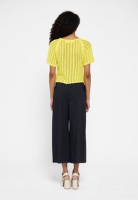 DESIGNERS REMIX T-shirt med print - yellow