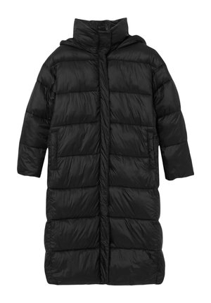 Cappotto imbottito nero con cappuccio, caratterizzato da sezioni trapuntate, chiusura frontale con zip e tasche laterali, realizzato in materiale sintetico lucido.