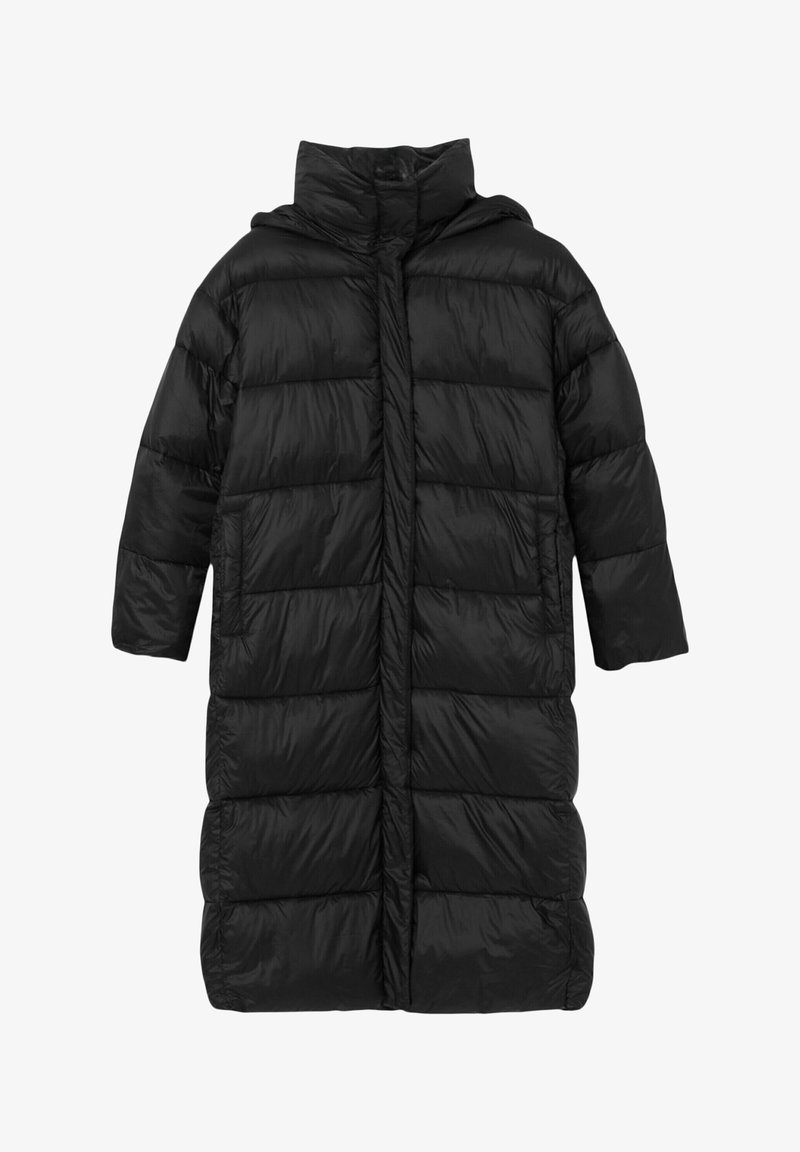 Cappotto imbottito nero con cappuccio, caratterizzato da sezioni trapuntate, chiusura frontale con zip e tasche laterali, realizzato in materiale sintetico lucido.