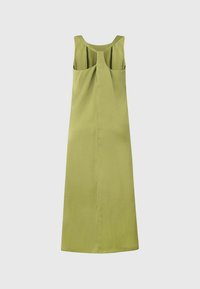 Bezramenné midi šaty olivově zelené barvy s širokými ramínky a řaseným detailem na zadním skládání na jednobarevném světlém pozadí.