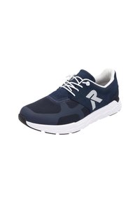 Baskets de sport bleu marine avec des matériaux en maille et en daim. Lacets et semelle blancs, protection de pied noire et logo gris sur le côté.