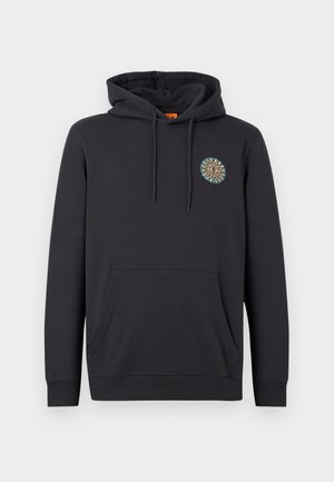 Juodas puloverio tipo džemperis su kapišonu, priekine kišene, raišteliais ir mažu spalvotu saulės ženklu kairiajame krūtinės plote priešais vienalytį foną.