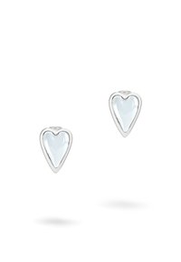 Orecchini a perno a forma di cuore in argento con finitura lucida e un centro blu chiaro traslucido. Texture liscia e design compatto.