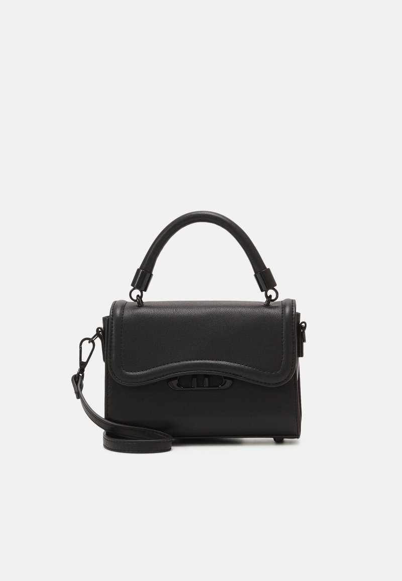 Sac à main en cuir noir avec rabat incurvé, poignée supérieure et bandoulière amovible sur fond clair uni.