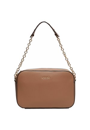 Hnědá obdélníková kožená kabelka se zlatým řetízkovým popruhem a zlatým logem "LIU JO" vyraženým na přední straně.