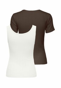 Haut blanc côtelé sans manches avec découpe sur une épaule et chemise marron à manches courtes côtelée superposée derrière sur fond blanc.