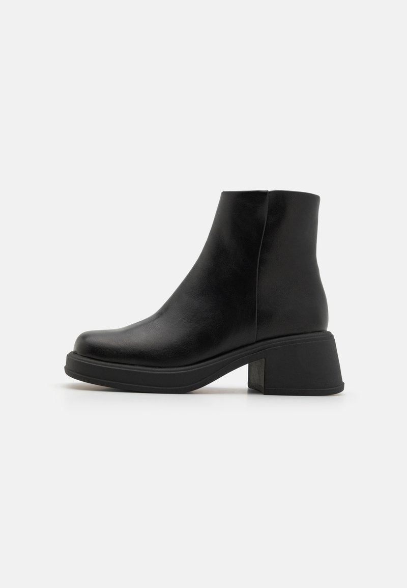 Svart lær ankelstøvlett med rund tå og kraftig hæl. Glatt tekstur, minimalistisk design og et rent silhuett.