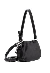 Schwarze Handtasche mit weicher Textur, die kontrastierende weiße Nähte und silberne Beschläge aufweist. Enthält einen langen, verstellbaren Trageriemen für vielseitiges Tragen.
