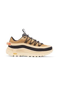 GORE-TEX vaelluskengät, joissa on vaalea tekstiilipinta, mustat kumiyksityiskohdat, paksu kermavärinen pohja ja mustat nauhat, joissa on heijastavia yksityiskohtia.