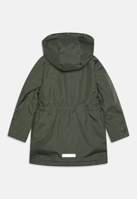 Parka imperméable vert olive avec capuche, taille réglable, poignets élastiques et étiquette blanche sur le bas du dos.