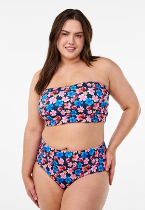 Blommig bikini som består av en axelbandslös svart topp med rosa, blå och gula blommor samt högmidjade trosor med ett matchande blommigt mönster.