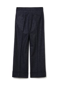 Navyblauwe wijd uitlopende broek van gestructureerde stof, met een vlakke voorkant, lichte plooien en manchet-rokken. Twee achterzakken zijn zichtbaar.