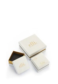 Hvide gaveæsker i forskellige størrelser med guldfarvede detaljer og teksten "elli. DIAMONDS." på låget; en æske har en sort indsats.