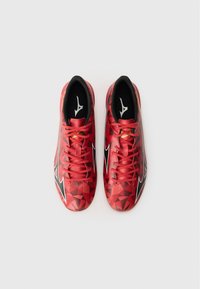 Rode voetbalschoenen met een geometrisch patroon, zwarte accenten en een slank ontwerp. Voorzien van veters en een gevoerde tong voor comfort.