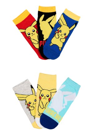Fünf farbenfrohe Socken mit verschiedenen Pikachu-Designs und Posen, in zwei Gruppen auf weißem Hintergrund angeordnet.