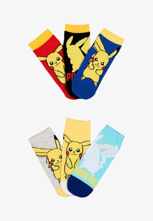 Pięć kolorowych skarpet z różnymi wzorami i pozami Pikachu, ułożonych w dwie grupy na białym tle.