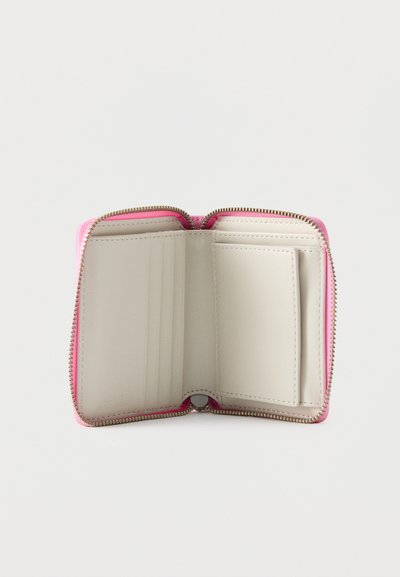 Συμπαγές ροζ πορτοφόλι με φερμουάρ, ανοιχτό για να δείξει μπεζ εσωτερικό με πολλαπλές θήκες καρτών και μια μικρή τσέπη.