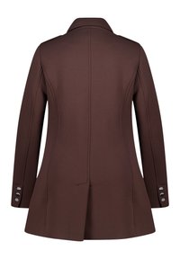 Bruine op maat gemaakte blazer met lange mouwen, rugventilatie, gestructureerde naden en drie metalen knopen op elke manchette, weergegeven vanuit de achterkant.