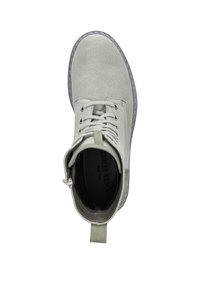 Světle šedé kotníkové boty vyrobené z plátna, s šněrováním, prošívanými detaily a texturovanou podešví. Uvnitř je štítek se značkou.