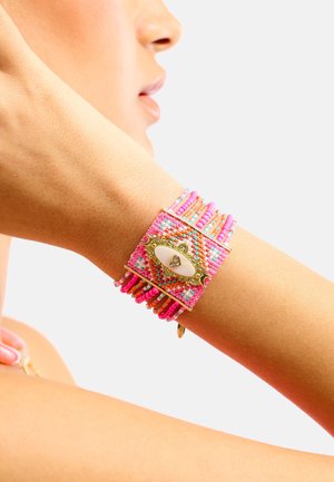 Buntes Perlenarmband mit rosa und orange Tönen, das ein zentrales weißes ovales Element und dekorative goldene Akzente aufweist; strukturiertes Design.
